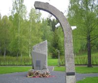 Grinimonumentet. Den nærmeste delen er fra det opprinnelige elektriske gjerdet. Foto: Stig Rune Pedersen (2005).