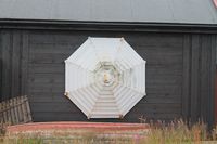 Om det byrja å regne, kunne ein legge et «klippfisktak» over fisken. Mange tak er tekne var på som dekorasjon på husveggar på Nordmøre. Foto: Chris Nyborg (2017).