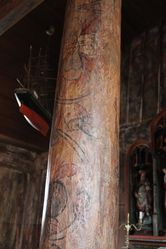 Ein av stavane med dekor. Foto: Chris Nyborg (2017).