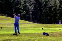 En spiller i aksjon på Grønmo golfbane. Foto: Leif-Harald Ruud (2020)