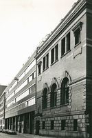 Grubbegata 1 (t.v.), rettslokaler, oppført 1938-1940. Foto: Arne Gunnarsjaa/Oslo museum (1982-83).