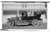 160. Gruppe kvinner i Sam Eydes bil - negativ - no-nb digifoto 20160415 00285 bldsa EYDE00337.jpg