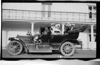 161. Gruppe kvinner i Sam Eydes bil på Dal - negativ - no-nb digifoto 20160415 00288 bldsa EYDE00340.jpg