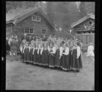 Kvinner i "døs" (bunad). Foto: Jac Brun/Nasjonalbiblioteket, 1959.