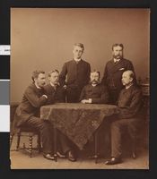 2. Gruppebilde av seks uidentifiserte menn sittende rundt et bord - no-nb digifoto 20160310 00004 bldsa fFA00093.jpg