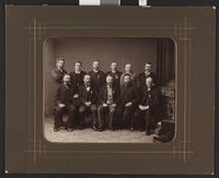 111. Gruppebilde av uidentifisert gruppe menn - no-nb digifoto 20160310 00003 bldsa fFA00065.jpg