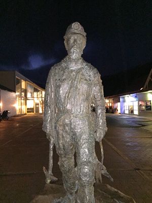 Gruvearbeideren skulptur Longyearbyen 2016.jpg