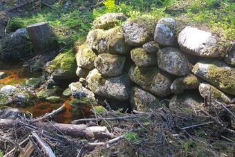 Gubbevangen steinsatt bekk.jpg