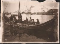 Fiskarar i Svolvær i Vågan kommune i Lofoten. Foto: Gunnar Berg (ca. 1890).