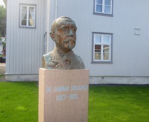 Gunnar Graarud byste Holmestrand.jpg