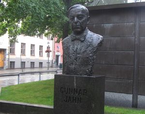 Gunnar Jahn byste Bankplassen Oslo.jpg