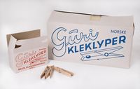Eske med Guri klesklyper, produsert av Ørsta klesklypefabrikk.