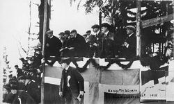 Kongetribunen i Gustadbakken 1915. Foran: Rennleder Marius Berg. T.v.: Kong Haakon.