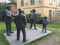 Skulpturen "Gutta på hjørnet" av XXX ble avduket ved Sotahjørnet på 100-årsdagen for VIFs etablering i 2013. Foto: Elin Olsen