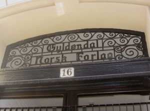 Gyldendal Norsk Forlag inngang fra Universitetsgata 16 Oslo.jpg