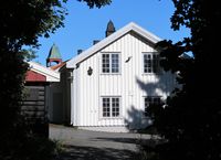 Gyssestad gård sett fra Gyssestadveien fra vest mot øst. Adgang fra denne siden er kun til fots. Foto: Stig Rune Pedersen (2020)