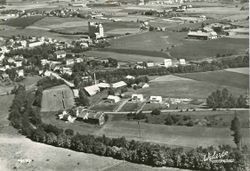 Lenagatas nederste del sett fra lufta. Postkort fra Knut Borgs samling.