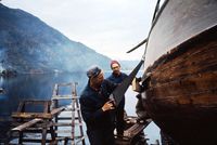 Håkon Berg og Knut Høydalsvik kapper her hudplanke som skal slåast inn. Dette er etter forlenging