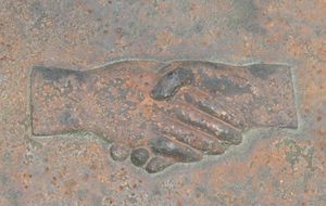 Håndtrykk gravminnesymbol.jpg