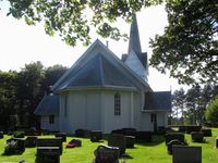 Hærland kirke fotografert fra kirkegården i vestlig retning. Foto: Stig Rune Pedersen