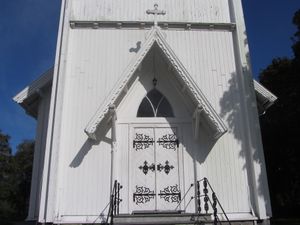 Hærland kirke 2013 inngangsparti.jpg