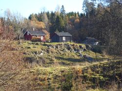 Hørta Meenseter oktober 2013. Nystua, gamlestua og gamlefjøset. Nyfjøset ser vi ikke.