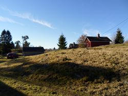 Tunet på Hørta Meenseter oktober 2013. Fra høyre nystua, gamlestua og gamlefjøset. Nyfjøset er utenfor bildet til venstre.