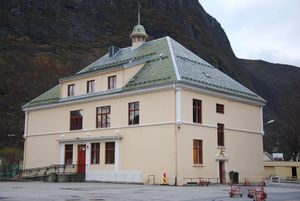 Høyanger barneskule.jpg