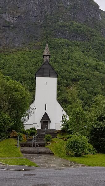 Høyanger kyrkje.jpeg