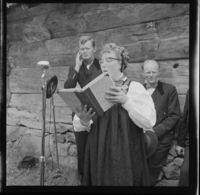 Høgtlesing frå Holsboka. Foto: Jac Brun/Nasjonalbiblioteket, 1959.