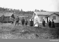 Bilete 5: Foreldra til Anne og nokre av syskena - Ambjørg, Asbjørn, Elling og Olav - til utanfor garden Søre Juvsjordet i 1912. Ukjent fotograf, Hol bygdearkiv.