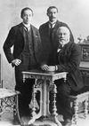 Hans H. Hansen med to av sønnene. Foto: Ukjent