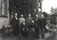 Haagen og Ida Skattum med de fem sønnene bak (1894)