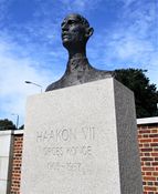 Nils Aas' byste av kong Haakon VII utenfor Sjømannskirken i London, avduket i 2017 av prinsesse Astrid, er en variant av tilsvarende statue utenfor UD i Oslo. Foto: Stig Rune Pedersen