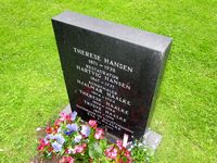 Familegravminnet for familien Hansen/Haalke, med blant andre maleren Hjalmar Haalke og danseren Eva Haalke. Foto: Stig Rune Pedersen