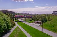 T-banen krysser Haavard Martinsens vei like øst for Rommen stasjon. Foto: Leif-Harald Ruud (2006)