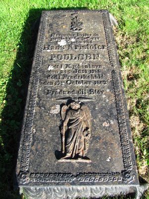 Halden, Os - Hans Kristofer Poulsens gravminne.JPG