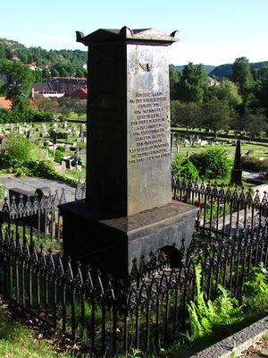 Halden, Os - Kanselliråd C.A. Dahls gravminne (0)Wrcr.JPG