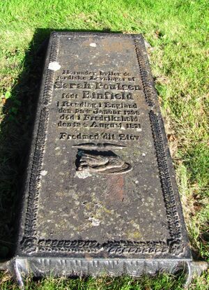 Halden, Os - Sarah Poulsens gravminne.JPG