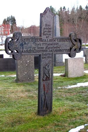 Halden, Prestebakke kirke - Niels Torgalsen Liholts gravminne.JPG