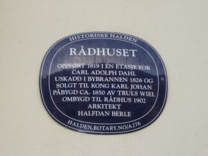 Halden rådhus blå plakett.jpg