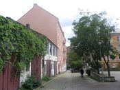 Hallings gate i 2012, med garasjebyggetfra 1920. Foto: Stig Rune Pedersen