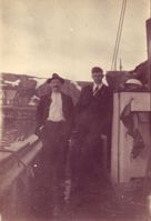 Halvard Halsbog (t.v.) ombord i jakt «Fremad» av Indresæter.