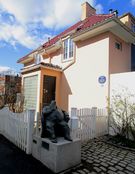 Halvdan Svartes gate 48 i Oslo, Krohgs hjem. Utenfor står en mindre modell av Krohg-statuen. Foto: Stig Rune Pedersen