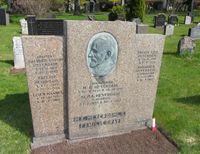 Portrett i bronse på gravminne, sivilingeniør og næringslivsmann Halvor Emil Heyerdahl, Vestre gravlund i Oslo. Foto: Stig Rune Pedersen