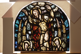 Blyglassvindu fra koret Hamar domkirke med glassmaleri utført av Thømt, motiv fra Kristi oppstandelse. Foto: Anno museum/Domkirkeodden (2004).