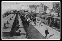 Hamar stasjon. Toget til høyre er klar for avgang til Rørosbanen, de øvrige på Dovrebanen. Foto: Ukjent/Jernbanemuseet.