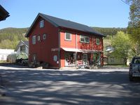 Handelslagsbygningen i Folkestadbyen med Breifonn til venstre og Øystad til høgre. Foto: Olav Momrak-Haugan 2020