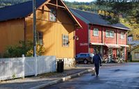 Handelslaget sin bygning med Oleas Hus 2019. Pakkbua til venstre. Foto: Tore Samuelsen