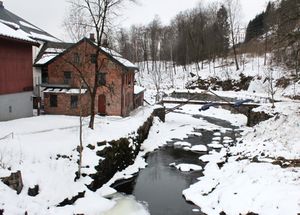 Handelsstedet Bærums Verk med elva Lomma 2016.jpg
